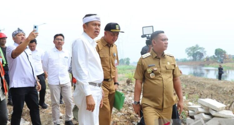 Gubernur Jawa Barat Dedi Mulyadi meninjau kegiatan normalisasi sungai pada aliran Kali CBL bersama Bupati Bekasi Asep Surya Atmaja di Desa Sriamur, Kecamatan Tambun Utara, Senin (26/10/2026). Sumber foto: Antara