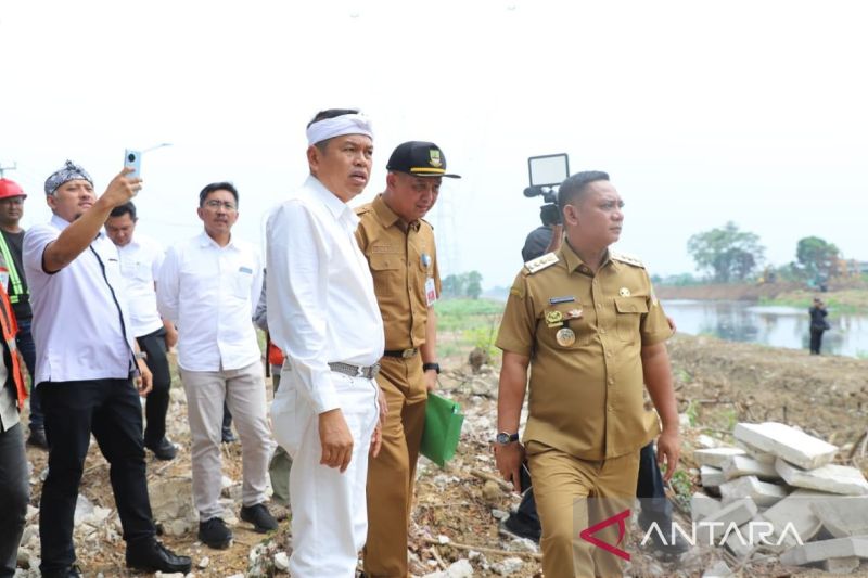 Gubernur Jawa Barat Dedi Mulyadi meninjau kegiatan normalisasi sungai pada aliran Kali CBL bersama Bupati Bekasi Asep Surya Atmaja di Desa Sriamur, Kecamatan Tambun Utara, Senin (26/10/2026). Sumber foto: Antara Gubernur Jawa Barat Dedi Mulyadi meninjau kegiatan normalisasi sungai pada aliran Kali CBL bersama Bupati Bekasi Asep Surya Atmaja di Desa Sriamur, Kecamatan Tambun Utara, Senin (26/10/2026). Sumber foto: Antara