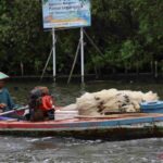 Seorang nelayan asal Desa Segarajaya, Kecamatan Tarumajaya, Kabupaten Bekasi, Jawa Barat, melaut membawa peralatan tangkap ikan sederhana di perairan pesisir Pantai Utara Jawa daerah itu, Kamis (29/10/2026). Sumber foto: Antara