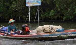 Seorang nelayan asal Desa Segarajaya, Kecamatan Tarumajaya, Kabupaten Bekasi, Jawa Barat, melaut membawa peralatan tangkap ikan sederhana di perairan pesisir Pantai Utara Jawa daerah itu, Kamis (29/10/2026). Sumber foto: Antara Seorang nelayan asal Desa Segarajaya, Kecamatan Tarumajaya, Kabupaten Bekasi, Jawa Barat, melaut membawa peralatan tangkap ikan sederhana di perairan pesisir Pantai Utara Jawa daerah itu, Kamis (29/10/2026). Sumber foto: Antara