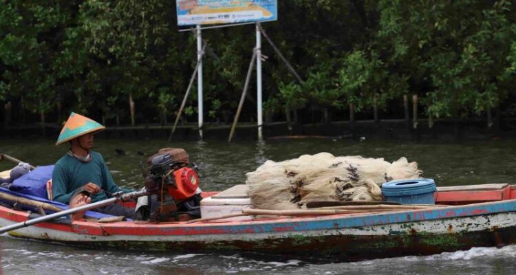 Seorang nelayan asal Desa Segarajaya, Kecamatan Tarumajaya, Kabupaten Bekasi, Jawa Barat, melaut membawa peralatan tangkap ikan sederhana di perairan pesisir Pantai Utara Jawa daerah itu, Kamis (29/10/2026). Sumber foto: Antara