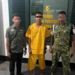 Letda Inf AG (berbaju kuning), tersangka kasus meninggalnya Letda Inf Jihad Ahmad Al-Rasyid di Gudang Senjata Grup 2 Kopassus, Kartasura, Sukoharjo, Jawa Tengah menjalani proses hukum, Jumat (30/10/2026). Sumber foto: Antara
