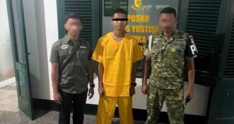Letda Inf AG (berbaju kuning), tersangka kasus meninggalnya Letda Inf Jihad Ahmad Al-Rasyid di Gudang Senjata Grup 2 Kopassus, Kartasura, Sukoharjo, Jawa Tengah menjalani proses hukum, Jumat (30/10/2026). Sumber foto: Antara