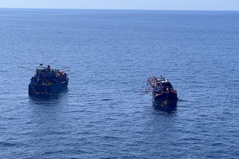 Tim SAR mengevakuasi kapal tangkap nelayan usai mengalami kecelakaan kapal di perairan Bintan, Kepulauan Riau (Kepri), Sabtu (31/10/2026). Sumber foto: Antara Tim SAR mengevakuasi kapal tangkap nelayan usai mengalami kecelakaan kapal di perairan Bintan, Kepulauan Riau (Kepri), Sabtu (31/10/2026). Sumber foto: Antara