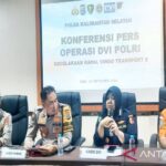 Kabid DVI Pusat Kedokteran dan Kesehatan (Pusdokkes) Polri Kombes Pol dr Wahyu Hidayati menjelaskan proses identifikasi terhadap korban Kapal Virgo di Rumah Sakit Bhayangkara Banjarmasin. Sumber foto: Antara