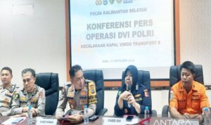 Kabid DVI Pusat Kedokteran dan Kesehatan (Pusdokkes) Polri Kombes Pol dr Wahyu Hidayati menjelaskan proses identifikasi terhadap korban Kapal Virgo di Rumah Sakit Bhayangkara Banjarmasin. Sumber foto: Antara Kabid DVI Pusat Kedokteran dan Kesehatan (Pusdokkes) Polri Kombes Pol dr Wahyu Hidayati menjelaskan proses identifikasi terhadap korban Kapal Virgo di Rumah Sakit Bhayangkara Banjarmasin. Sumber foto: Antara