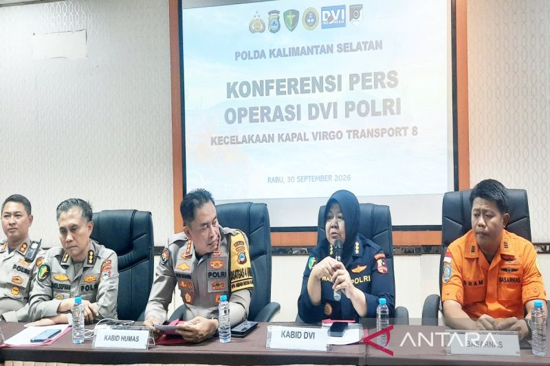 Kabid DVI Pusat Kedokteran dan Kesehatan (Pusdokkes) Polri Kombes Pol dr Wahyu Hidayati menjelaskan proses identifikasi terhadap korban Kapal Virgo di Rumah Sakit Bhayangkara Banjarmasin. Sumber foto: Antara