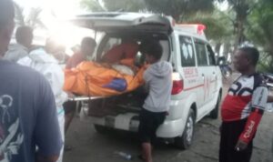 Petugas SAR gabungan mengevakuasi nelayan yang tewas akibat kapal terbalik di perairan Kabupaten Tasikmalaya, Jawa Barat, Sabtu (3/10/2026). Sumber foto: Antara Petugas SAR gabungan mengevakuasi nelayan yang tewas akibat kapal terbalik di perairan Kabupaten Tasikmalaya, Jawa Barat, Sabtu (3/10/2026). Sumber foto: Antara