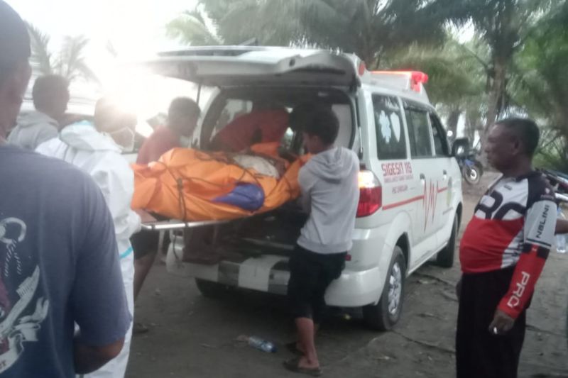 Petugas SAR gabungan mengevakuasi nelayan yang tewas akibat kapal terbalik di perairan Kabupaten Tasikmalaya, Jawa Barat, Sabtu (3/10/2026). Sumber foto: Antara Petugas SAR gabungan mengevakuasi nelayan yang tewas akibat kapal terbalik di perairan Kabupaten Tasikmalaya, Jawa Barat, Sabtu (3/10/2026). Sumber foto: Antara