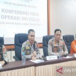 Kabid Dokkes Polda Kalimantan Selatan Kombes Pol dr Much Sofwan menjelaskan perkembangan proses identifikasi korban Kapal Virgo di Rumah Sakit Bhayangkara Banjarmasin, Jumat (9/10/2026). Sumber foto: Antara