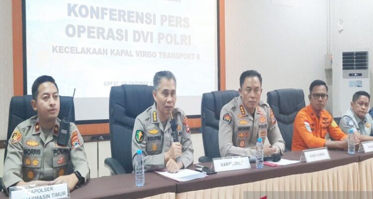 Kabid Dokkes Polda Kalimantan Selatan Kombes Pol dr Much Sofwan menjelaskan perkembangan proses identifikasi korban Kapal Virgo di Rumah Sakit Bhayangkara Banjarmasin, Jumat (9/10/2026). Sumber foto: Antara