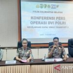 Kabid Humas Polda Kalimantan Selatan Kombes Pol Nur Khamid bersama tim DVI Polda Kalsel saat menyampaikan perkembangan proses identifikasi korban Kapal Virgo di Rumah Sakit Bhayangkara Banjarmasin, Senin (12/10/2026). Sumber foto: Antara