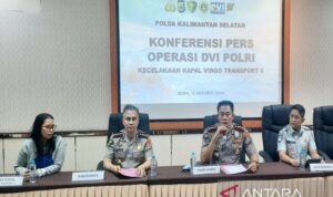 Kabid Humas Polda Kalimantan Selatan Kombes Pol Nur Khamid bersama tim DVI Polda Kalsel saat menyampaikan perkembangan proses identifikasi korban Kapal Virgo di Rumah Sakit Bhayangkara Banjarmasin, Senin (12/10/2026). Sumber foto: Antara Kabid Humas Polda Kalimantan Selatan Kombes Pol Nur Khamid bersama tim DVI Polda Kalsel saat menyampaikan perkembangan proses identifikasi korban Kapal Virgo di Rumah Sakit Bhayangkara Banjarmasin, Senin (12/10/2026). Sumber foto: Antara