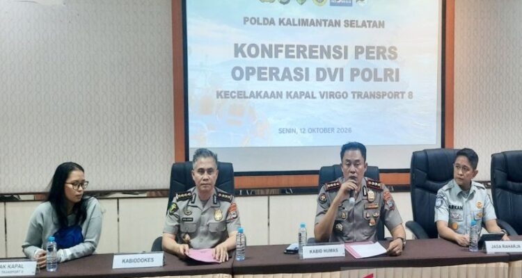 Kabid Humas Polda Kalimantan Selatan Kombes Pol Nur Khamid bersama tim DVI Polda Kalsel saat menyampaikan perkembangan proses identifikasi korban Kapal Virgo di Rumah Sakit Bhayangkara Banjarmasin, Senin (12/10/2026). Sumber foto: Antara