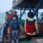 Tim gabungan mendatangi penambang mitra perusahaan yang beraktivitas di Perairan Teluk Limau, Kabupaten Bangka Barat, Kepulauan Bangka Belitung, untuk mengingatkan agar kegiatan penambangan bijih timah tidak dilakukan di luar wilayah izin usaha pertambangan (IUP). Sumber foto: Antara