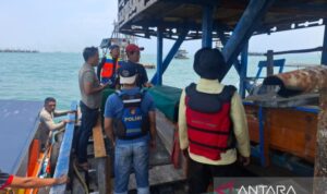 Tim gabungan mendatangi penambang mitra perusahaan yang beraktivitas di Perairan Teluk Limau, Kabupaten Bangka Barat, Kepulauan Bangka Belitung, untuk mengingatkan agar kegiatan penambangan bijih timah tidak dilakukan di luar wilayah izin usaha pertambangan (IUP). Sumber foto: Antara Tim gabungan mendatangi penambang mitra perusahaan yang beraktivitas di Perairan Teluk Limau, Kabupaten Bangka Barat, Kepulauan Bangka Belitung, untuk mengingatkan agar kegiatan penambangan bijih timah tidak dilakukan di luar wilayah izin usaha pertambangan (IUP). Sumber foto: Antara