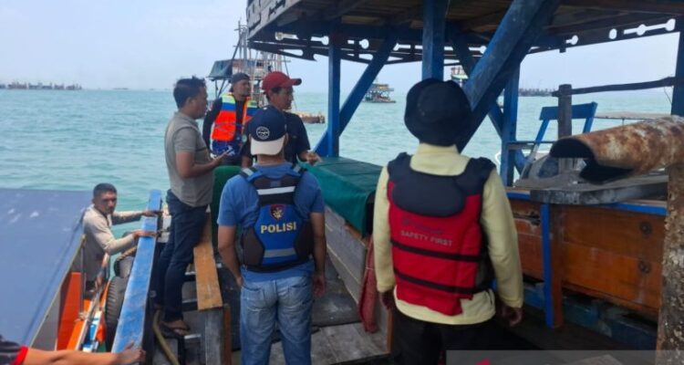 Tim gabungan mendatangi penambang mitra perusahaan yang beraktivitas di Perairan Teluk Limau, Kabupaten Bangka Barat, Kepulauan Bangka Belitung, untuk mengingatkan agar kegiatan penambangan bijih timah tidak dilakukan di luar wilayah izin usaha pertambangan (IUP). Sumber foto: Antara