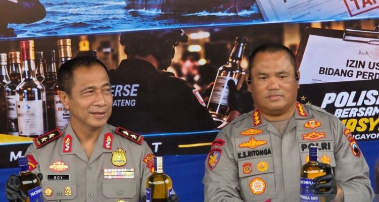 Kapolda Jawa Tengah Irjen Pol Roy Hardi Siahaan (kiri). Sumber foto: Antara