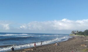Ilustrasi - Warga menikmati suasana Pantai Purnama di Kabupaten Gianyar, Bali. Sumber foto: Antara