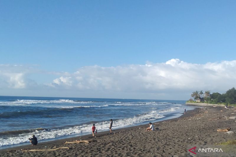 Ilustrasi - Warga menikmati suasana Pantai Purnama di Kabupaten Gianyar, Bali. Sumber foto: Antara