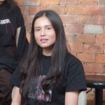 Aktris Yunita Siregar dalam sesi wawancara dengan jajaran pemeran film "Laut Bercerita" di Jakarta Selatan, Senin (26/10/2026). Sumber foto: Antara