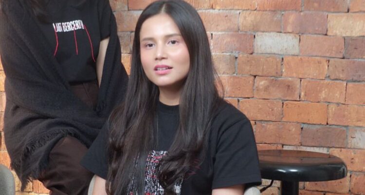 Aktris Yunita Siregar dalam sesi wawancara dengan jajaran pemeran film "Laut Bercerita" di Jakarta Selatan, Senin (26/10/2026). Sumber foto: Antara
