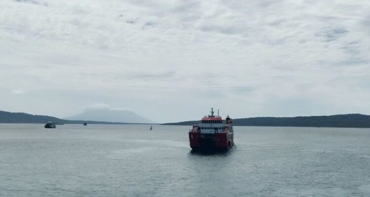 Arsip foto - Kapal feri menyeberangi perairan Selat Bali, Minggu (2/8/2026). Sumber foto: Antara