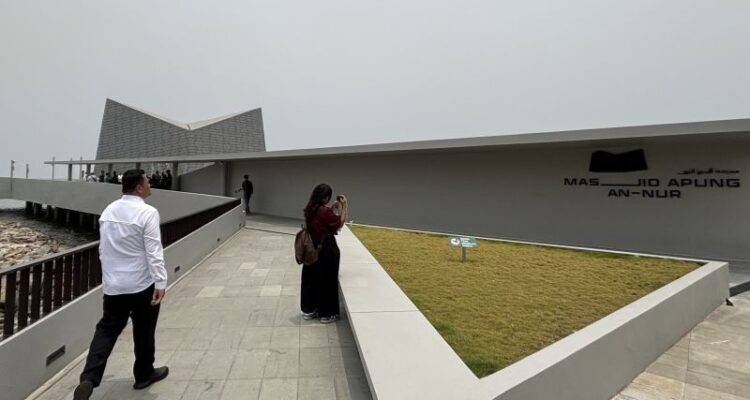 Masjid Apung An-Nur Jakarta di Ancol, Pademangan, Jakarta Utara. Gubernur DKI Jakarta Pramono Anung berharap masjid yang diresmikan pada Jumat (16/10/2026) itu menjadi objek (landmark) baru wisata keagamaan di ibu kota. Sumber foto: Antara