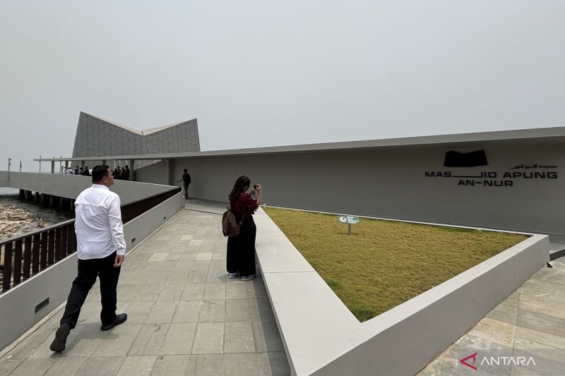 Masjid Apung An-Nur Jakarta di Ancol, Pademangan, Jakarta Utara. Gubernur DKI Jakarta Pramono Anung berharap masjid yang diresmikan pada Jumat (16/10/2026) itu menjadi objek (landmark) baru wisata keagamaan di ibu kota. Sumber foto: Antara Masjid Apung An-Nur Jakarta di Ancol, Pademangan, Jakarta Utara. Gubernur DKI Jakarta Pramono Anung berharap masjid yang diresmikan pada Jumat (16/10/2026) itu menjadi objek (landmark) baru wisata keagamaan di ibu kota. Sumber foto: Antara