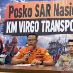 Kepala Kantor SAR Kelas A Banjarmasin I Putu Sudayana (tengah) memberikan keterangan dalam konferensi pers perkembangan operasi SAR hari ke-18 kecelakaan KM Virgo Transport 8, di Pelabuhan Trisakti, Banjarmasin, Kalimantan Selatan, Rabu (30/9/2026) malam. Sumber foto: Antara