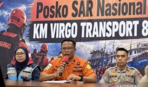 Kepala Kantor SAR Kelas A Banjarmasin I Putu Sudayana (tengah) memberikan keterangan dalam konferensi pers perkembangan operasi SAR hari ke-18 kecelakaan KM Virgo Transport 8, di Pelabuhan Trisakti, Banjarmasin, Kalimantan Selatan, Rabu (30/9/2026) malam. Sumber foto: Antara Kepala Kantor SAR Kelas A Banjarmasin I Putu Sudayana (tengah) memberikan keterangan dalam konferensi pers perkembangan operasi SAR hari ke-18 kecelakaan KM Virgo Transport 8, di Pelabuhan Trisakti, Banjarmasin, Kalimantan Selatan, Rabu (30/9/2026) malam. Sumber foto: Antara