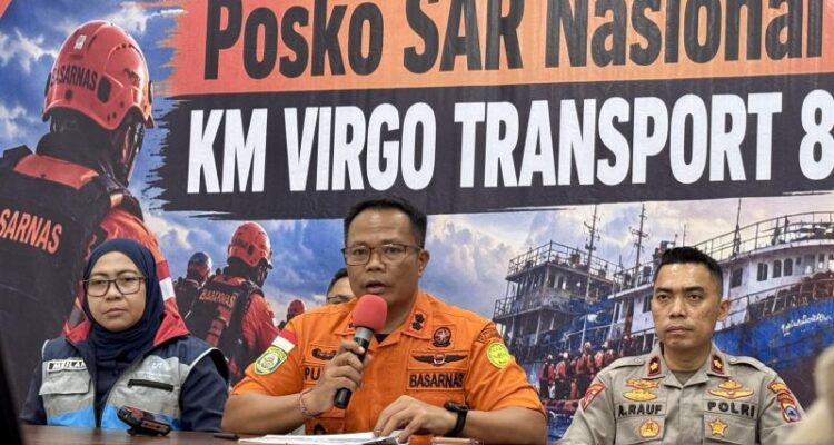 Kepala Kantor SAR Kelas A Banjarmasin I Putu Sudayana (tengah) memberikan keterangan dalam konferensi pers perkembangan operasi SAR hari ke-18 kecelakaan KM Virgo Transport 8, di Pelabuhan Trisakti, Banjarmasin, Kalimantan Selatan, Rabu (30/9/2026) malam. Sumber foto: Antara