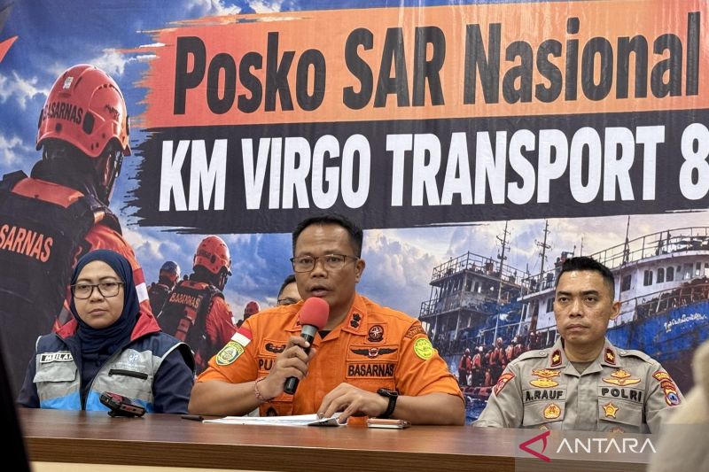 Kepala Kantor SAR Kelas A Banjarmasin I Putu Sudayana (tengah) memberikan keterangan dalam konferensi pers perkembangan operasi SAR hari ke-18 kecelakaan KM Virgo Transport 8, di Pelabuhan Trisakti, Banjarmasin, Kalimantan Selatan, Rabu (30/9/2026) malam. Sumber foto: Antara Kepala Kantor SAR Kelas A Banjarmasin I Putu Sudayana (tengah) memberikan keterangan dalam konferensi pers perkembangan operasi SAR hari ke-18 kecelakaan KM Virgo Transport 8, di Pelabuhan Trisakti, Banjarmasin, Kalimantan Selatan, Rabu (30/9/2026) malam. Sumber foto: Antara