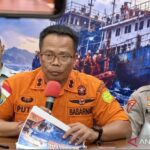 Kepala Kantor SAR Kelas A Banjarmasin I Putu Sudayana (tengah) memberikan keterangan dalam konferensi pers perkembangan operasi SAR hari ke-18 kecelakaan KM Virgo Transport 8, di Pelabuhan Trisakti, Banjarmasin, Kalimantan Selatan, Rabu (30/9/2026) malam. Sumber foto: Antara