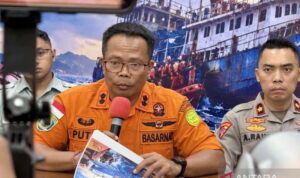 Kepala Kantor SAR Kelas A Banjarmasin I Putu Sudayana (tengah) memberikan keterangan dalam konferensi pers perkembangan operasi SAR hari ke-18 kecelakaan KM Virgo Transport 8, di Pelabuhan Trisakti, Banjarmasin, Kalimantan Selatan, Rabu (30/9/2026) malam. Sumber foto: Antara Kepala Kantor SAR Kelas A Banjarmasin I Putu Sudayana (tengah) memberikan keterangan dalam konferensi pers perkembangan operasi SAR hari ke-18 kecelakaan KM Virgo Transport 8, di Pelabuhan Trisakti, Banjarmasin, Kalimantan Selatan, Rabu (30/9/2026) malam. Sumber foto: Antara