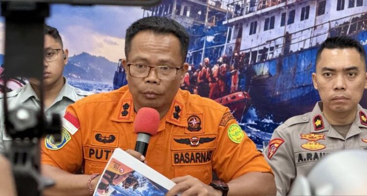 Kepala Kantor SAR Kelas A Banjarmasin I Putu Sudayana (tengah) memberikan keterangan dalam konferensi pers perkembangan operasi SAR hari ke-18 kecelakaan KM Virgo Transport 8, di Pelabuhan Trisakti, Banjarmasin, Kalimantan Selatan, Rabu (30/9/2026) malam. Sumber foto: Antara
