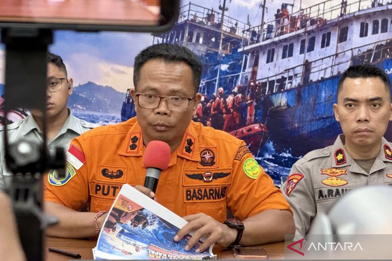 Kepala Kantor SAR Kelas A Banjarmasin I Putu Sudayana (tengah) memberikan keterangan dalam konferensi pers perkembangan operasi SAR hari ke-18 kecelakaan KM Virgo Transport 8, di Pelabuhan Trisakti, Banjarmasin, Kalimantan Selatan, Rabu (30/9/2026) malam. Sumber foto: Antara Kepala Kantor SAR Kelas A Banjarmasin I Putu Sudayana (tengah) memberikan keterangan dalam konferensi pers perkembangan operasi SAR hari ke-18 kecelakaan KM Virgo Transport 8, di Pelabuhan Trisakti, Banjarmasin, Kalimantan Selatan, Rabu (30/9/2026) malam. Sumber foto: Antara