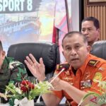 Kepala Basarnas Mohammad Syafii (kanan) memberikan keterangan dalam konferensi pers perkembangan operasi SAR hari ke-21 kecelakaan KM Virgo Transport 8, di Banjarmasin, Kalimantan Selatan, Sabtu (3/10/2026) malam. Sumber foto: Antara