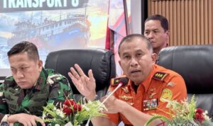 Kepala Basarnas Mohammad Syafii (kanan) memberikan keterangan dalam konferensi pers perkembangan operasi SAR hari ke-21 kecelakaan KM Virgo Transport 8, di Banjarmasin, Kalimantan Selatan, Sabtu (3/10/2026) malam. Sumber foto: Antara