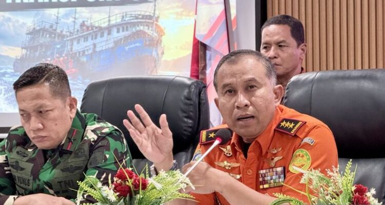 Kepala Basarnas Mohammad Syafii (kanan) memberikan keterangan dalam konferensi pers perkembangan operasi SAR hari ke-21 kecelakaan KM Virgo Transport 8, di Banjarmasin, Kalimantan Selatan, Sabtu (3/10/2026) malam. Sumber foto: Antara