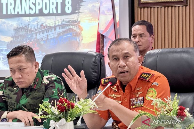 Kepala Basarnas Mohammad Syafii (kanan) memberikan keterangan dalam konferensi pers perkembangan operasi SAR hari ke-21 kecelakaan KM Virgo Transport 8, di Banjarmasin, Kalimantan Selatan, Sabtu (3/10/2026) malam. Sumber foto: Antara