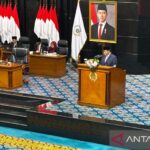 Gubernur DKI Jakarta Pramono Anung dalam Rapat Paripurna di Gedung DPRD DKI Jakarta, Kamis (1/10/2026). Sumber foto: Antara