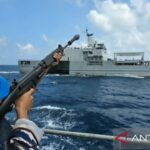 The Indonesian Navy is strengthening crew skills and operational readiness through tactical drills in the Java Sea and Makassar Strait under Operation Rajawali Cakra-26. Photo source: Antara News Agency