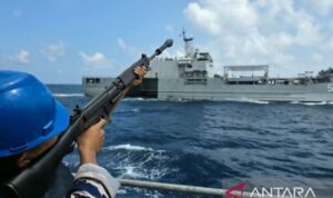 The Indonesian Navy is strengthening crew skills and operational readiness through tactical drills in the Java Sea and Makassar Strait under Operation Rajawali Cakra-26. Photo source: Antara News Agency