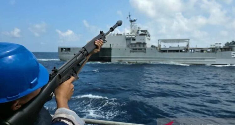 The Indonesian Navy is strengthening crew skills and operational readiness through tactical drills in the Java Sea and Makassar Strait under Operation Rajawali Cakra-26. Photo source: Antara News Agency