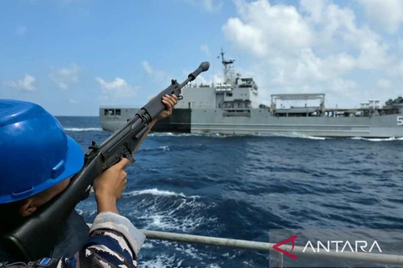 The Indonesian Navy is strengthening crew skills and operational readiness through tactical drills in the Java Sea and Makassar Strait under Operation Rajawali Cakra-26. Photo source: Antara News Agency The Indonesian Navy is strengthening crew skills and operational readiness through tactical drills in the Java Sea and Makassar Strait under Operation Rajawali Cakra-26. Photo source: Antara News Agency