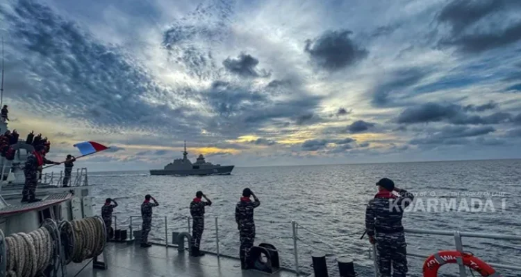Ilustrasi - Kapal Perang Singapura, RSS Stalwart-72 latihan bersama dengan KRI Wiratno-379 di Laut Natuna. Sumber foto: Koarmada I