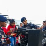 Personel Kodaeral IX Ambon mengedukasi anak SD Pertiwi tentang pertahanan kemaritiman. Sumber foto: Antara