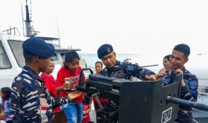 Personel Kodaeral IX Ambon mengedukasi anak SD Pertiwi tentang pertahanan kemaritiman. Sumber foto: Antara Personel Kodaeral IX Ambon mengedukasi anak SD Pertiwi tentang pertahanan kemaritiman. Sumber foto: Antara