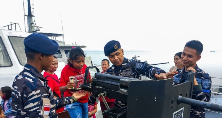 Personel Kodaeral IX Ambon mengedukasi anak SD Pertiwi tentang pertahanan kemaritiman. Sumber foto: Antara